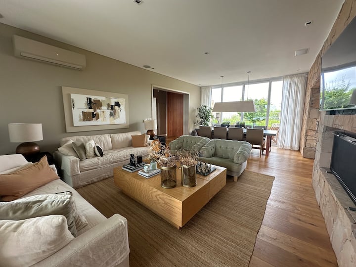 Espectacular Casa Con Lago En Barrio Privado - Montevideo