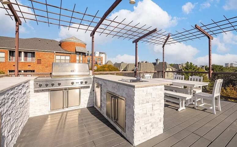 Dallas Townhouse with rooftop gallery image 4