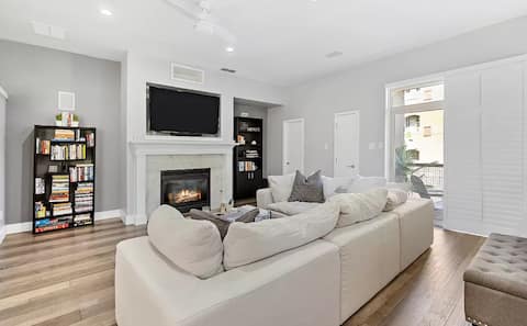 Popular Airbnb listing: Dallas Townhouse with rooftop in Uptown