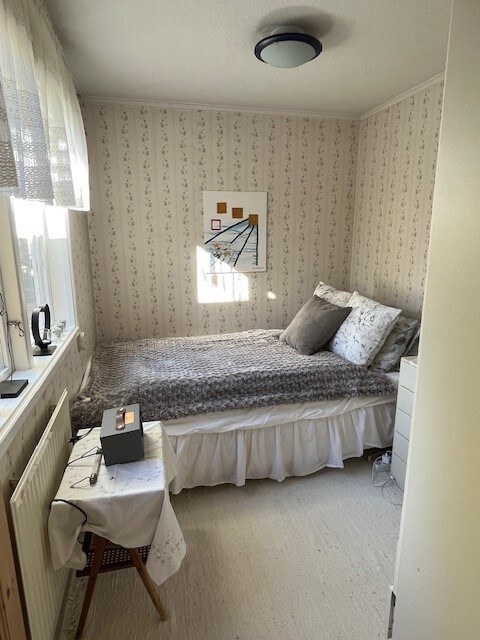 Спална соба 1:  120 см кревет и плакар