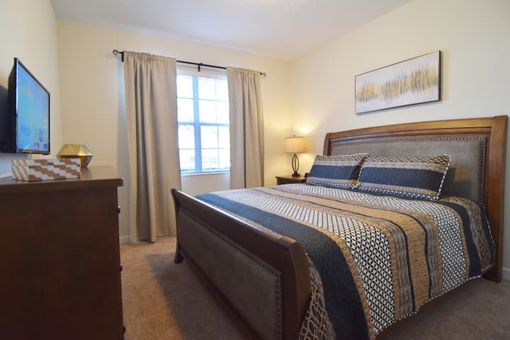 Lower king bedroom