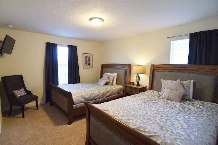 Upper twin bedroom