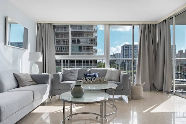 Beachfront! 3 Bedroom Family Vacation Apartment - San Juan