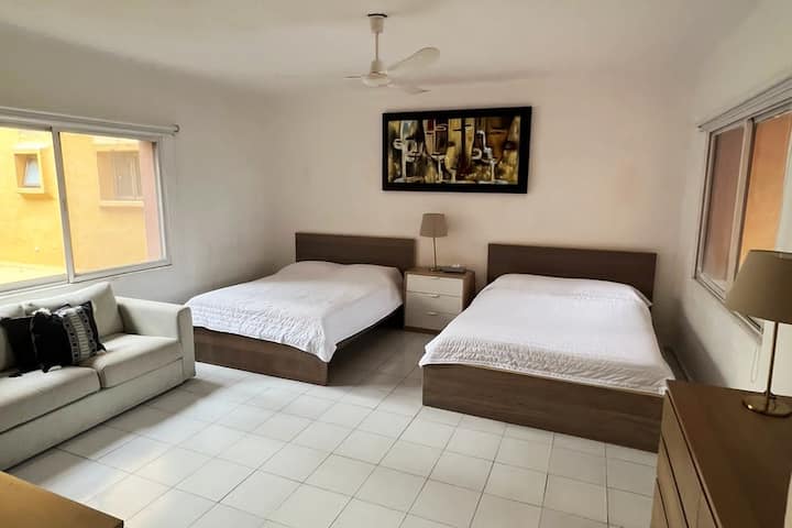 חדר שינה עם 2 מיטות