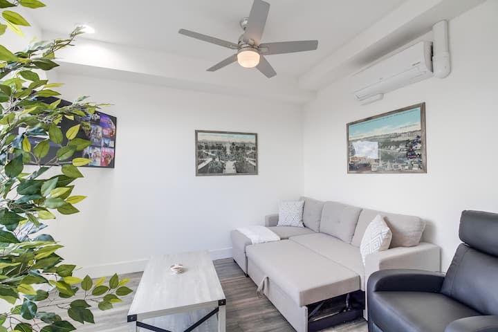 Sala de estar (sofá cama, colchón inflable, aire acondicionado, ventilador de techo, TV)