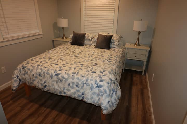 Chumba cha kulala cha fedha kilicho na kabati la nguo