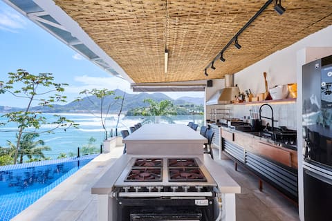 “Casa em Ubatuba - Piscina e vista para o mar.