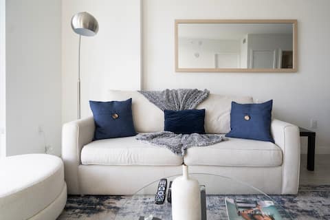 Top Airbnb: Condo Near Design District w/ Pool, Gym & Parking in Baypoint