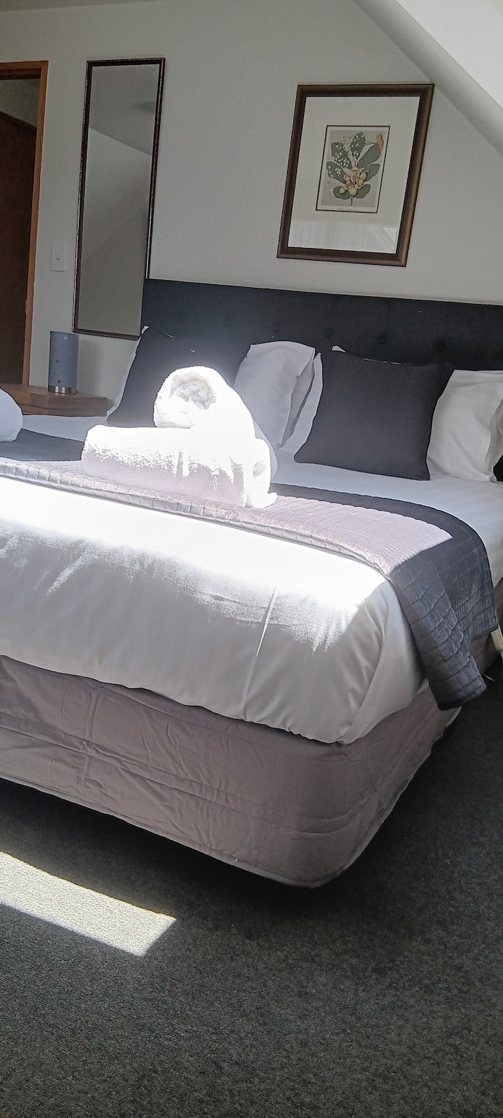 Camera al piano superiore con questo letto king-size e anche un letto king-single. Il letto è dotato di coperte elettriche per i freddi mesi invernali. Lampade toccate sui comodini.