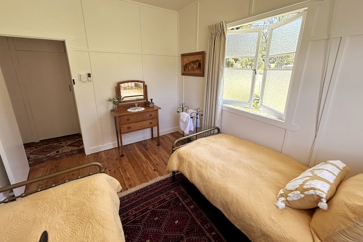 Ki parasysh se po e ndryshojmë këtë dhomë në një krevat dopio "queen", në mënyrë që një fotografi e re të jetë në pritje