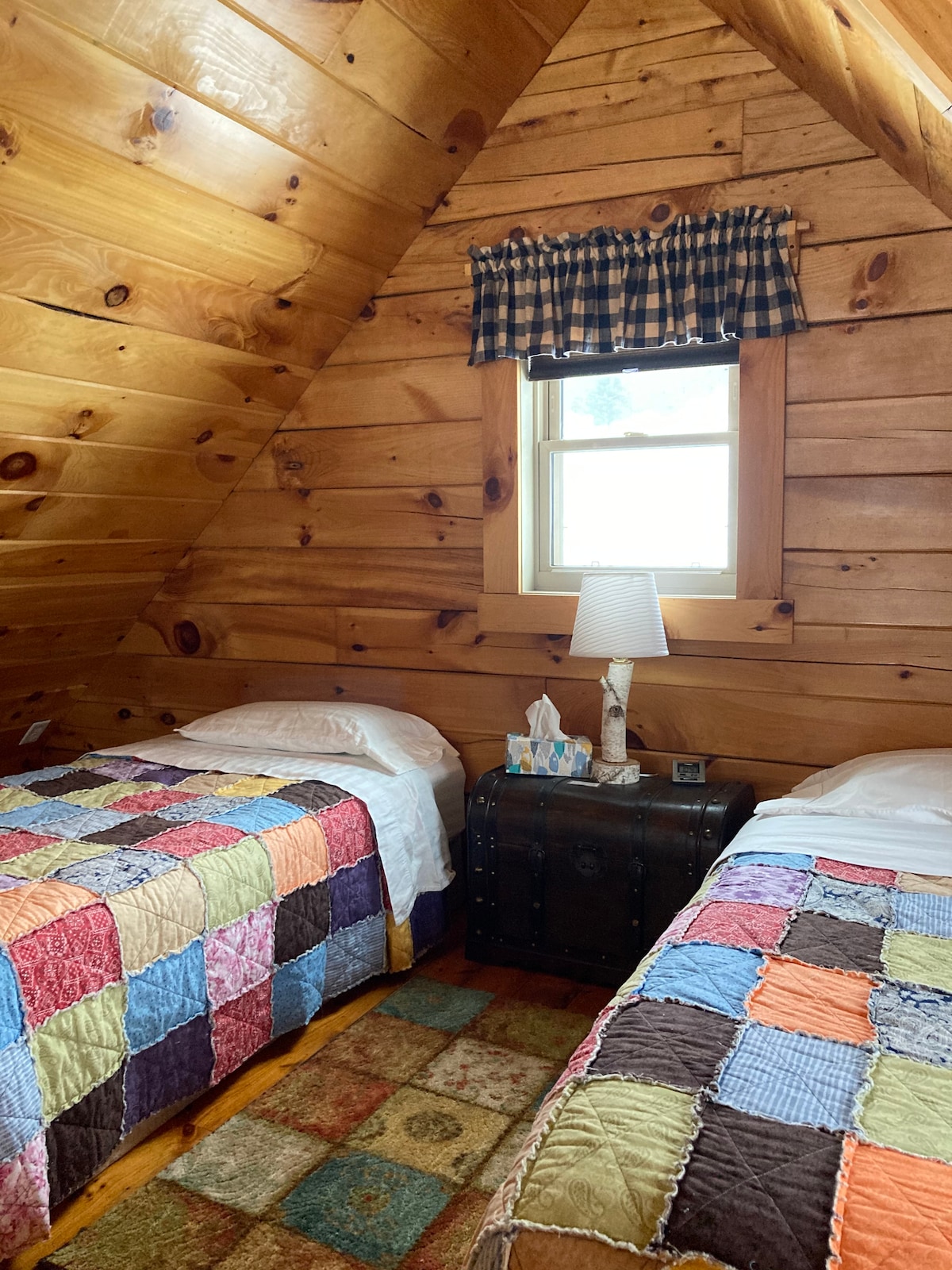 شقة علوية مريحة بسريرين متماثلين.  النوم على بياضات نظيفة تحت لحاف محلي الصنع!