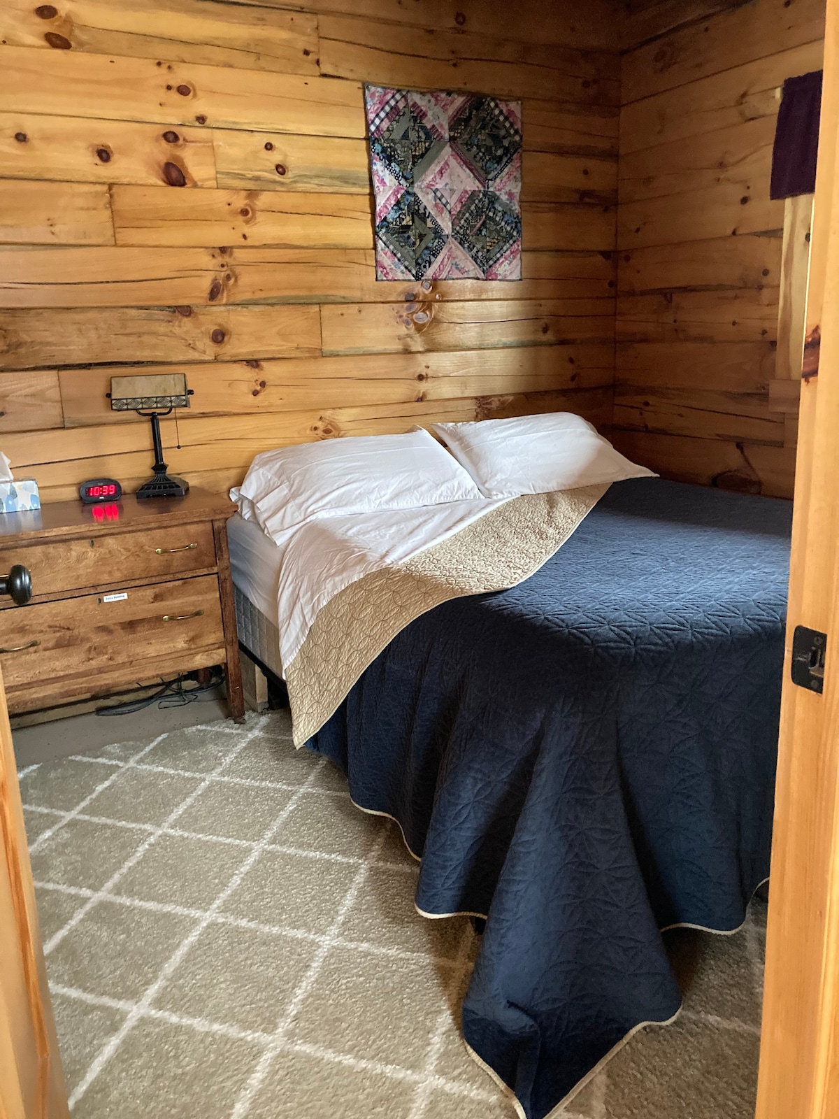 سرير حجم وسط في الطابق الرئيسي