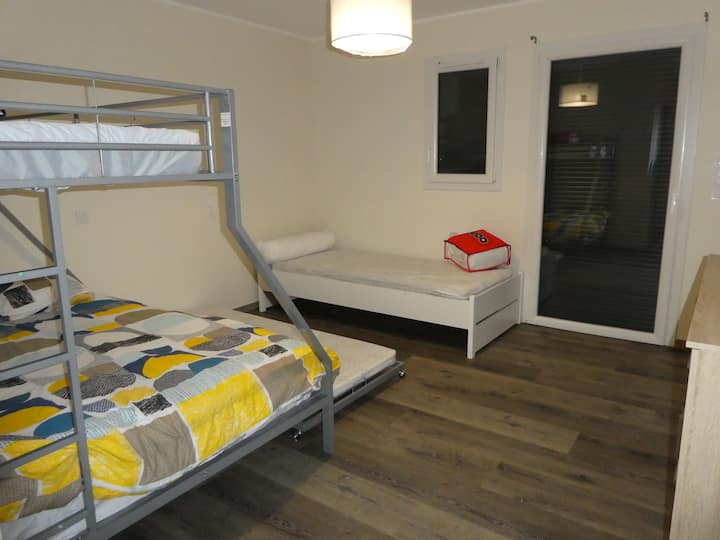 spálňa 6 poschodová posteľ 90 v hornej časti a 140 v dolnej časti a jedno 90 lôžko