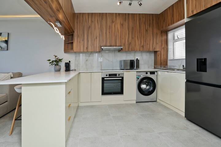 Ocean views in Sea Point gallery image 4