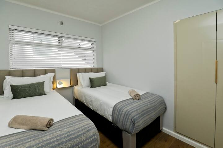 Ocean views in Sea Point gallery image 5