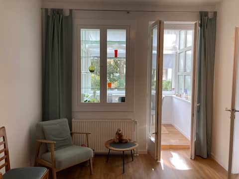 Leistungsstarkes Airbnb: Centrally located with conservatory in Südstadt