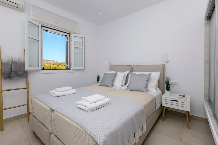 bedroom with two single beds villa 2