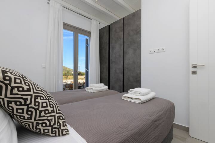 villa 3 bedroom with two single beds