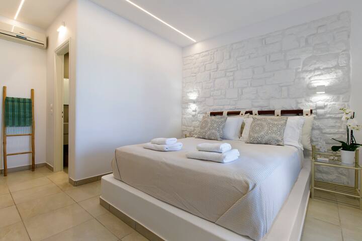 master bedroom villa 2