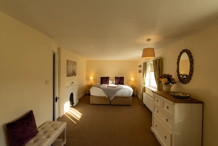 Dormitorio con cama doble