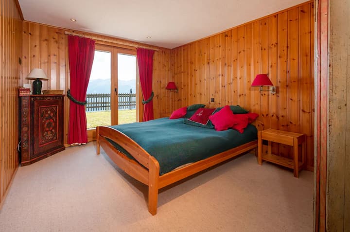 Spavaća soba sa spojenom kupaonicom s kadom, WC-om i saunom. Ormarić za odlaganje s stalkom za odjeću i policom, izravan pristup vrtu. Moguća je neprozirnost cijele prostorije s vanjskim roletama i zavjesama. 