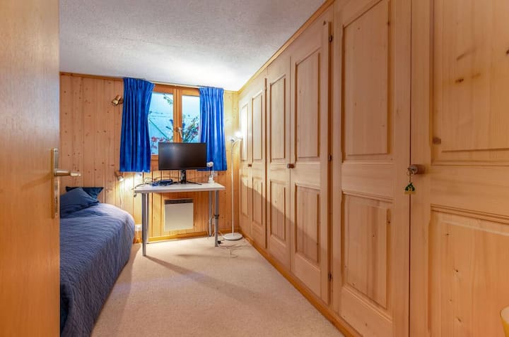 Jednokrevetna soba, dodatna spavaća soba u podrumu, nije uključena u 8 opisanih kreveta. 