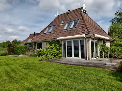 Luxury house on the Frysk water