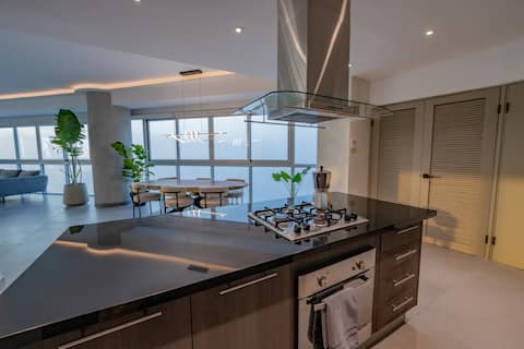 280 Degree View / 2 King Beds +45 Day Minimum