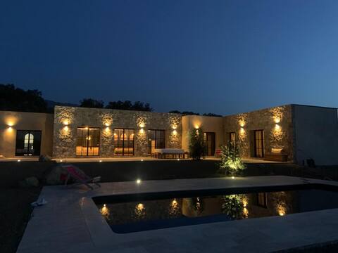 Villa avec vue montagne, entre mer et golf