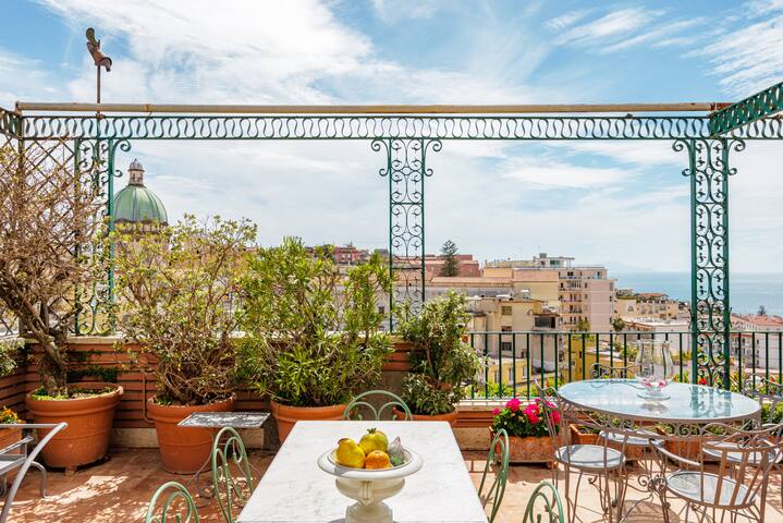 Elegante appartamento Chiaia 4 camere con terrazza gallery image 5