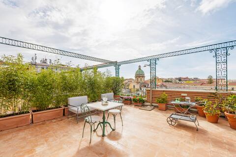 Luxury apartament 4 rooms with terrace in Chiaia