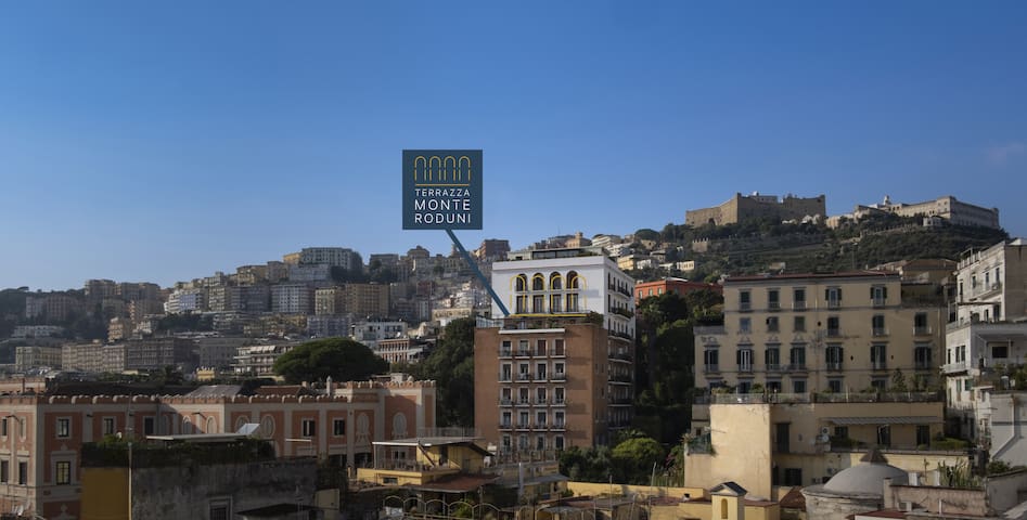 Elegante appartamento Chiaia 4 camere con terrazza gallery image 2