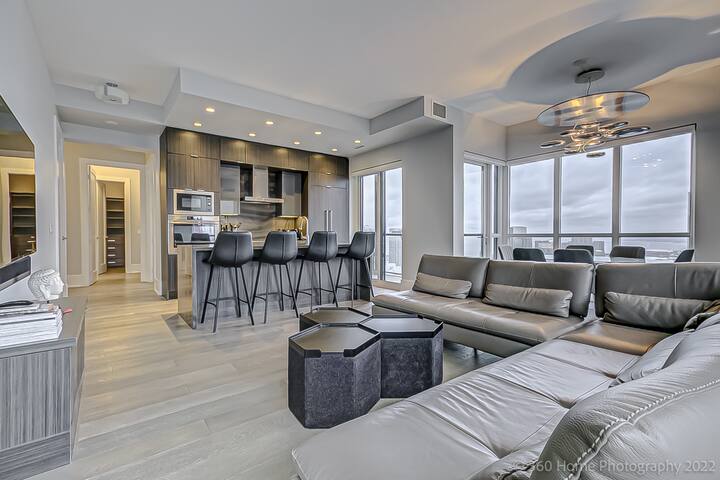 Luxe Downtown Penthouse near CN Tower (1500sq ft)