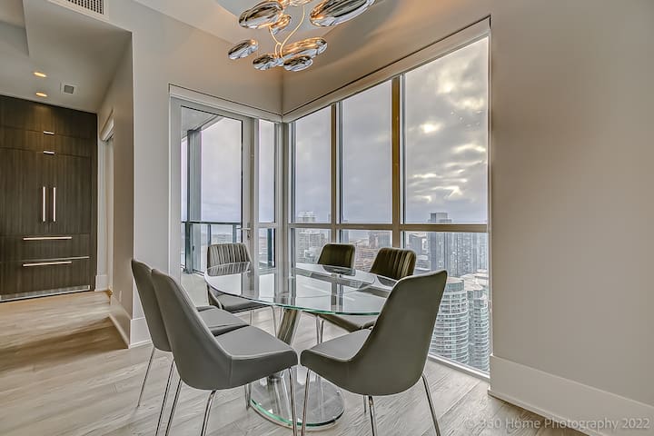 Luxe Downtown Penthouse near CN Tower (1500sq ft) gallery image 2