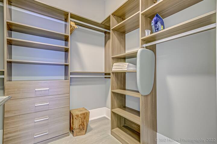 Luxe Downtown Penthouse near CN Tower (1500sq ft) gallery image 5