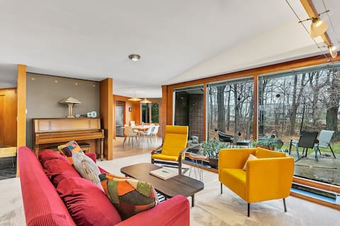 Mid-Century Modern Dream Getaway