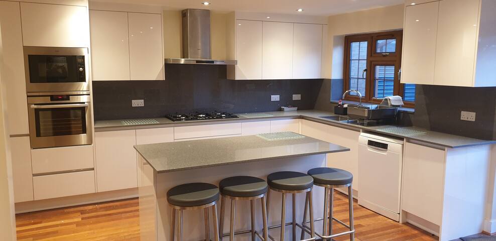 Luxury London House Sleeps x 16 gallery image 5