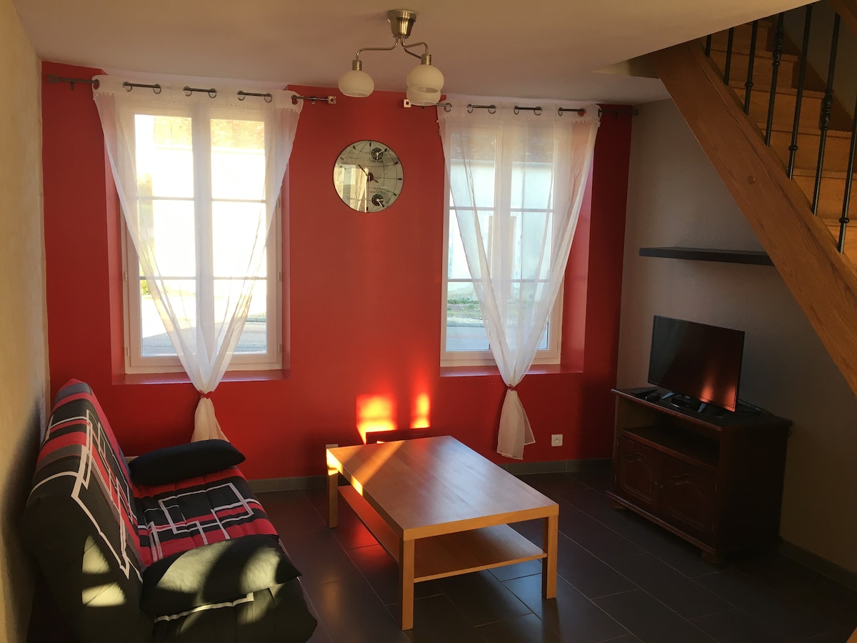 Მისაღები ოთახი სასადილო ოთახის მიმდებარედ