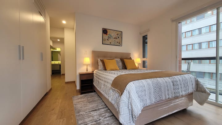 Vonkajší výhľad na hlavnú spálňu a balkón