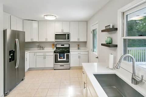 Home W/ Large Deck, Libertyville - Near Naval Base