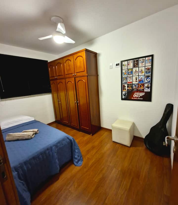 Segundo dormitorio con ventiladores de techo.