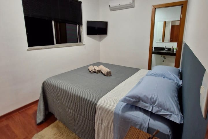 Suite con aire acondicionado y TV de 32pulgadas