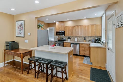 Home w/ porch in DT Libertyville Near Naval Base