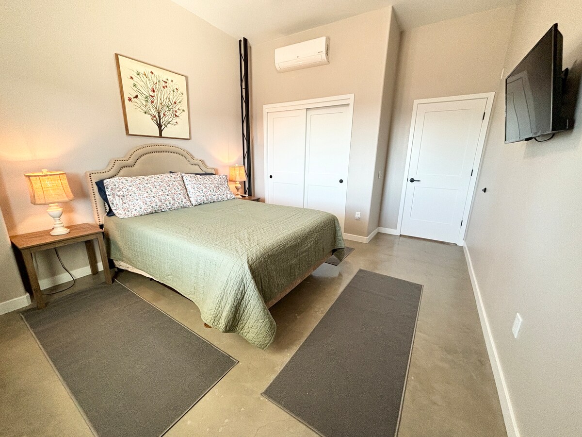 Standaard queensize slaapkamer met uitzicht op de bergvallei