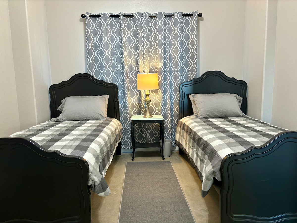 Twee gezellige eenpersoonsbedden met speelgoed in de kast. Elke slaapkamer heeft een tv met Prime Video.