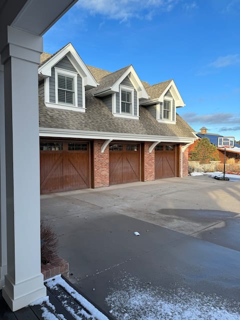 Peaceful farmhouse that is minutes from amenities!