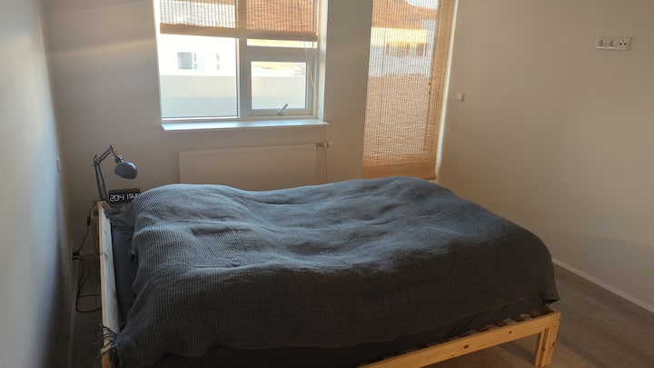Bright Top-floor Apt W/ Mountain Views + Parking - Islanda