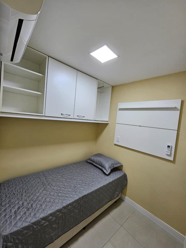 جناح صغير يضم سريرًا مزدوجًا. يحتوي على مكيف هواء مقسم.