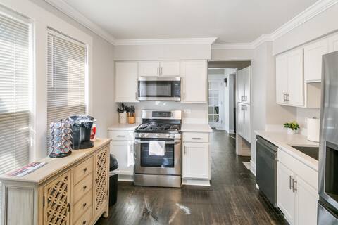 Spacious Home in DT Libertyville Near Naval Base