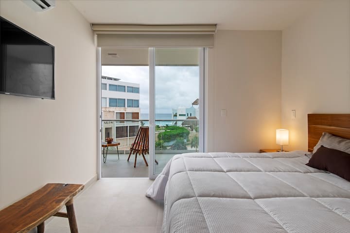 Genieße Luxus mit unserem Kingsize-Heiligtum mit einem Smart-TV für Unterhaltung und Zugang zum Balkon für atemberaubenden Meerblick und einer erfrischenden Meeresbrise. Erlebe Komfort und Eleganz in einem ruhigen Raum.